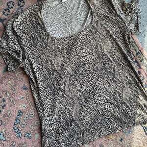 Susan Lawrence Womens Large Blouse Black Cream Animal Short Sleeve Snakeskin